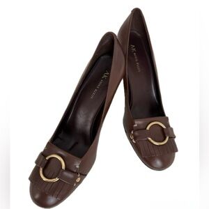 ANNE KLEIN WOMEN’S BROWN LEATHER PUMPS WITH GOLD BUCKLE SIZE 8.5 BRAND NEW